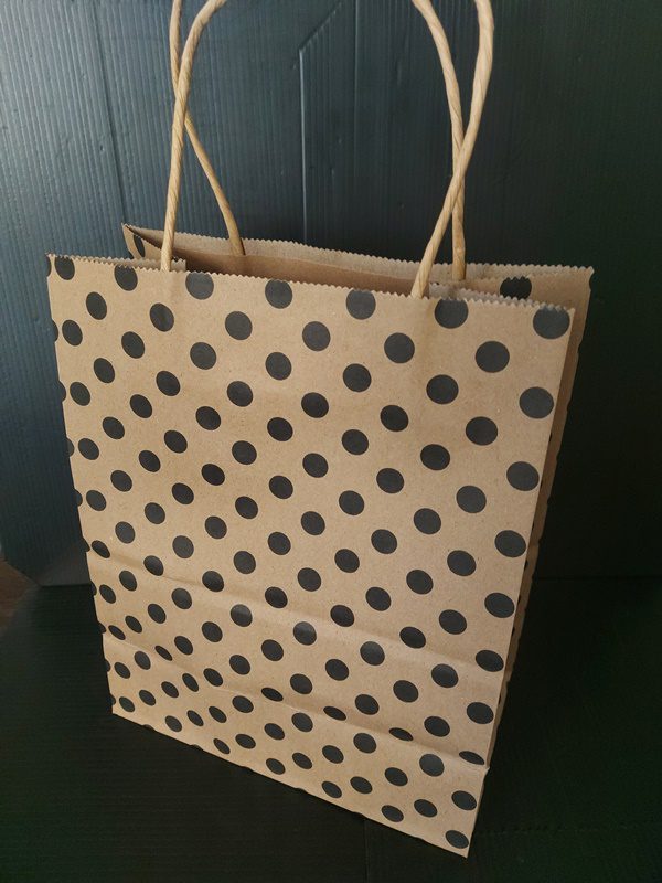 Dárková papírová taška hnědá s černými puntíky 20x25 cm s krouceným uchem