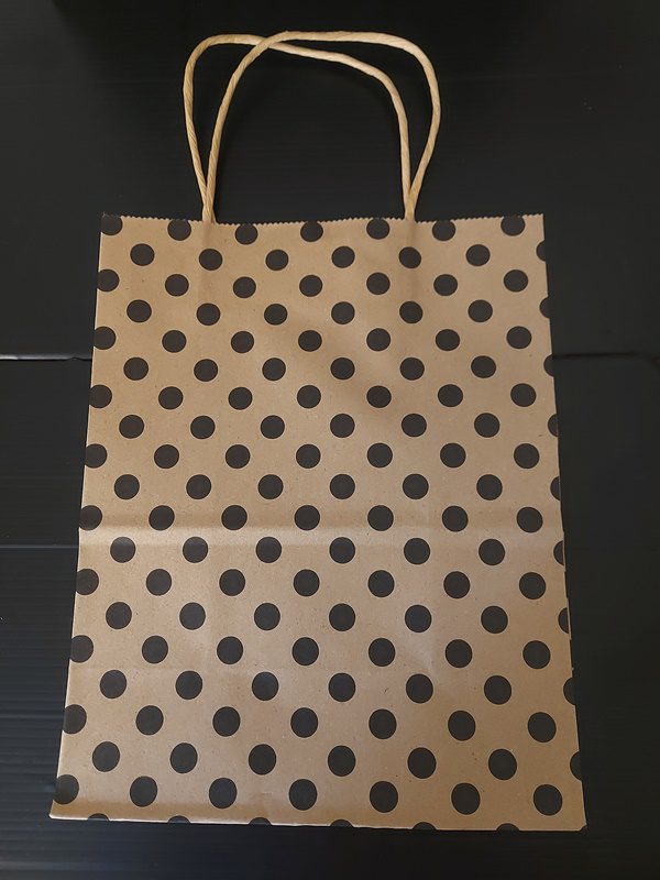 Dárková papírová taška hnědá s černými puntíky 20x25 cm s krouceným uchem - Obrázek 4